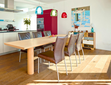 Moderne Küche auf Holzboden im Landhausstil
