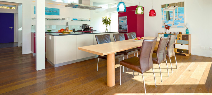 Moderne Küche auf Holzboden im Landhausstil
