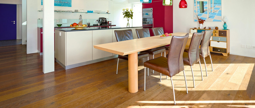 Moderne Küche auf Holzboden im Landhausstil