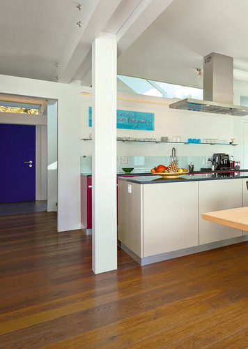 Moderne Küche auf Holzboden im Landhausstil