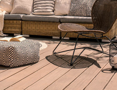 Stylische Lounge Möbel auf Holzterrasse