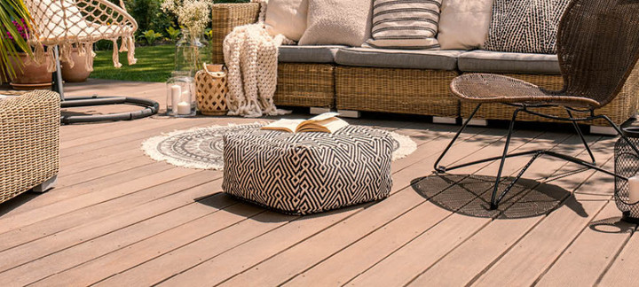 Stylische Lounge Möbel auf Holzterrasse