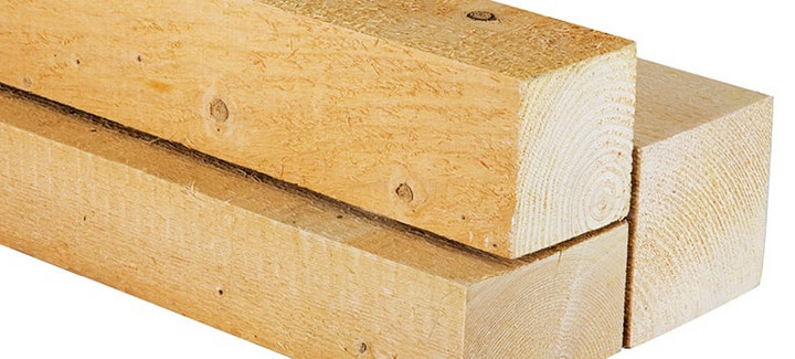 Nahaufnahme von Kanthölzern mit sichtbarer Holzmaserung, ideal für den Holzbau und konstruktive Anwendungen.