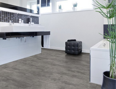 Badezimmer mit Vinylboden in Holzoptik