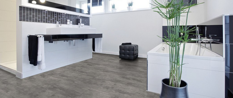 Badezimmer mit Vinylboden in Holzoptik