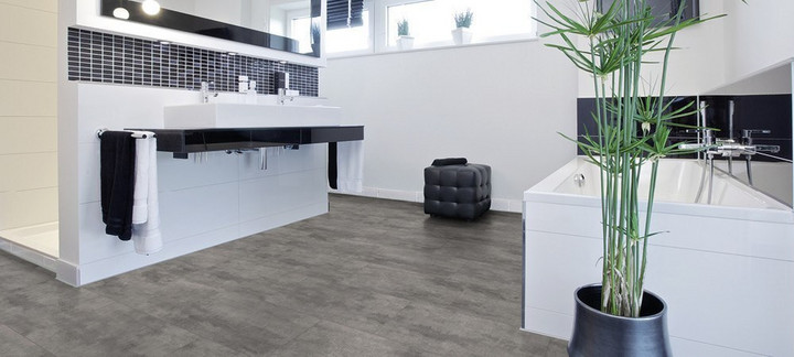 Badezimmer mit Vinylboden in Holzoptik