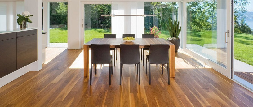 Modernes Esszimmer auf rötlichem Holzfußboden
