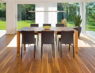 Modernes Esszimmer auf rötlichem Holzfußboden